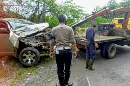 Mobil Hancur Tabrakan di Jalan Poros Wajo