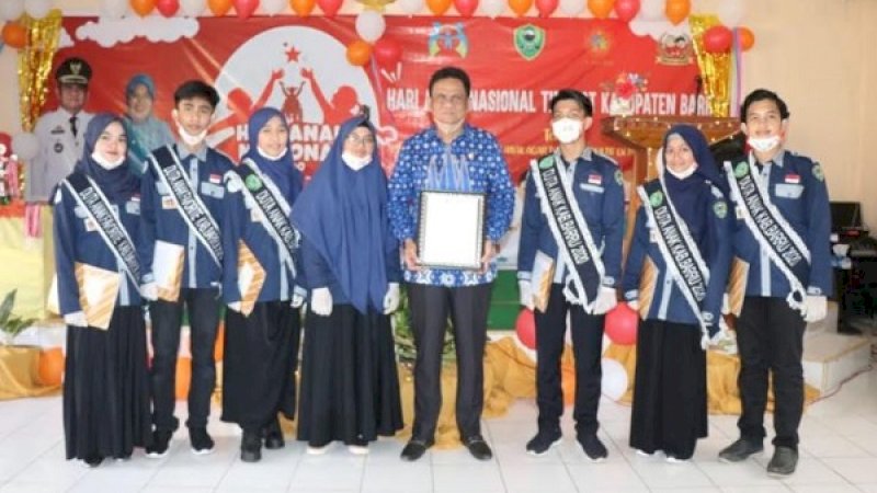 Puncak Peringatan Hari Anak Nasional (HAN) tingkat Kabupaten Barru dengan tema "Pengembangan Kreativitas Anak agar Anak Produktif di Masa Pandemi Covid-19" sukses terselenggara, Kamis (13/8/2020).