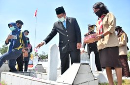 Peringati Hari Pahlawan, Pjs Bupati Luwu Utara Ziarah ke TMP Masamba