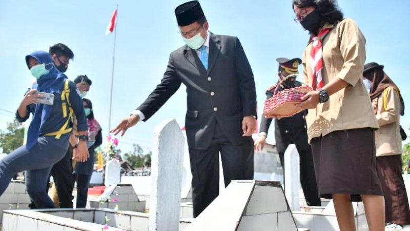 Peringati Hari Pahlawan, Pjs Bupati Luwu Utara Ziarah ke TMP Masamba