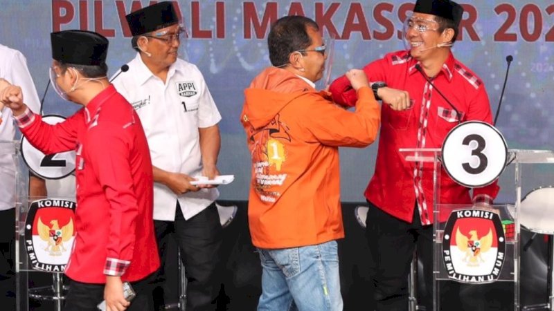 Para kandidat Pilkada Makassar melakukan "salam corona" usai debat publik putaran kedua, Selasa malam (24/11/2020). 