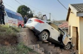 Pengemudi Ini Tabrak Rumah Gara-Gara Hindari Seekor Ayam