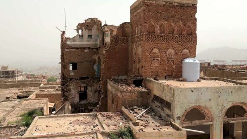 Hotel Thuraya yang runtuh di Sanaa, Yaman.