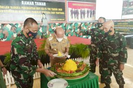 HUT Ke-75 TNI, Bupati Jeneponto Potong Nasi Tumpeng di Makodim