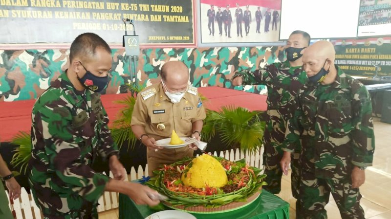 HUT Ke-75 TNI, Bupati Jeneponto Potong Nasi Tumpeng di Makodim