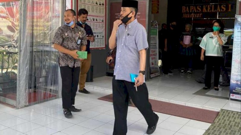 Andi Idris Syukur saat mengurus administrasi di Bapas Kelas I Makassar, pada Jumat (28/8/2020).