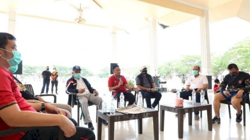Pertemuan dengan Ilham Azikin bersama sejumlah masyarakat di Lapangan Pantai Seruni, Bantaeng, Sabtu (26/9/2020). Diawali dengan senam sehat, pertemuan diisi dengan dialog bebas.