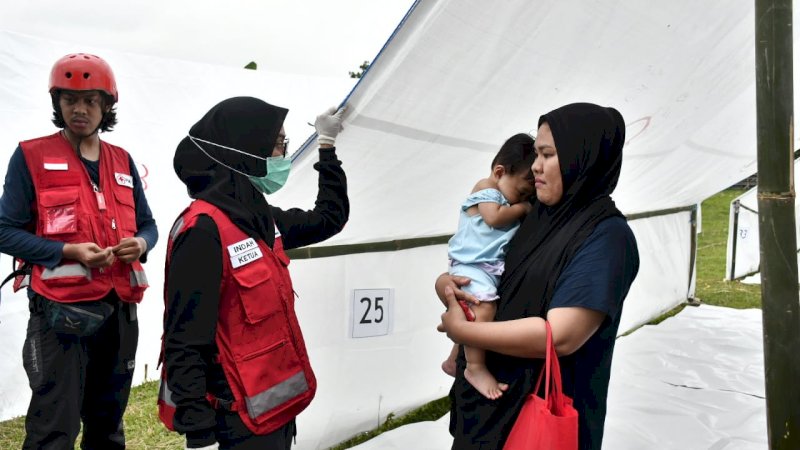 Bupati Luwu Utara, Indah Putri Indriani saat berbincang dengan pengungsi usai meresmikan pemanfaatkan 40 unit shelter di wilayah Kampal kelurahan Kappuna kecamatan Masamba, Kamis (30/7/2020).