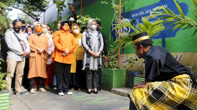 Wakil Walikota, Fatmawati Rusdi didampingi Indira Jusuf Ismail berkunjung di kelurahan parang kecamatan Mamajang, Kamis,(17/9).