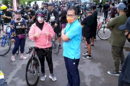 Kompak, Danny-Fatma Lepas Sepeda Santai yang Digelar Rudal Community