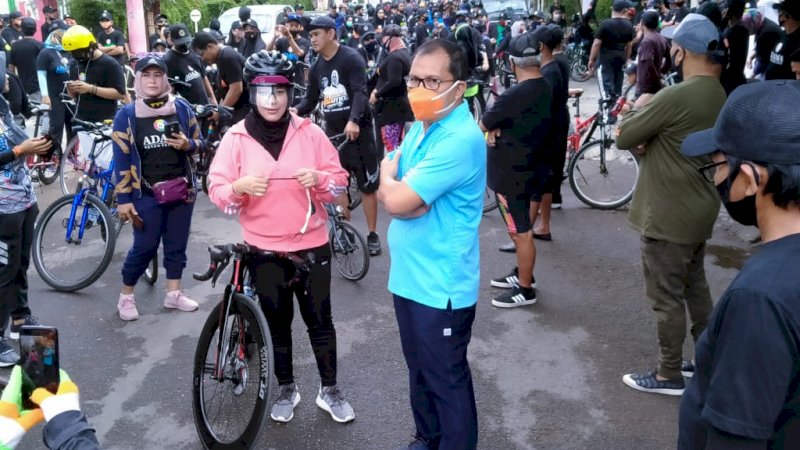 Danny Pomanto dan Fatmawati Rusdi (Adama) melepas peserta sepeda santai Rudal Comunity di jl Beruang, Minggu, (20/9)