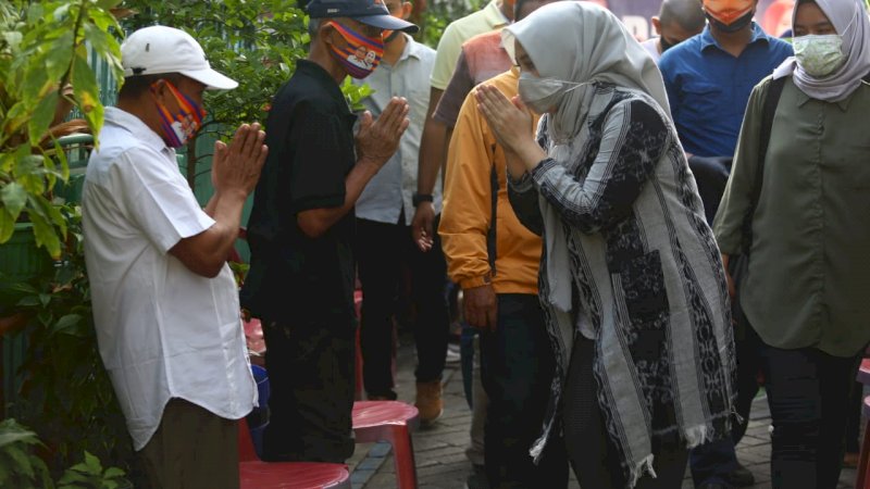 Wakil Bakal Calon Wali Kota Makassar, Fatmawati Rusdi menyapa warga.