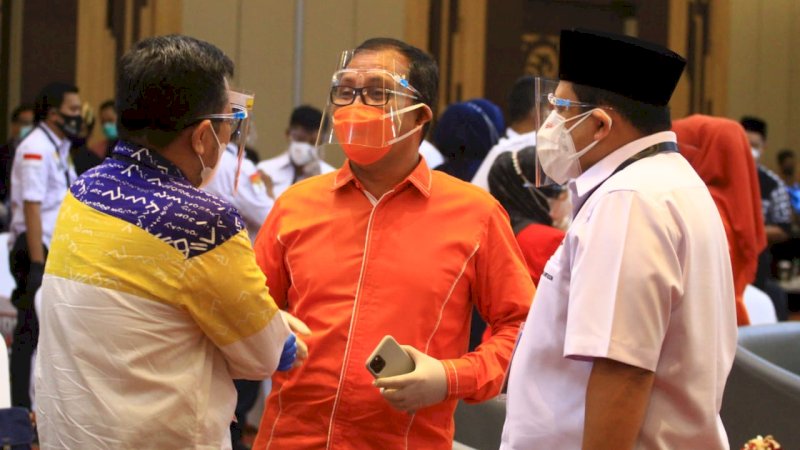 Danny Pomanto sedang bercengkrama dengan Irman Yasin Limpo (None) dan Munafri Arifuddin (Appi)  di prosesi pengambilan nomor urut di hotel Harper, Kamis,(24/9)