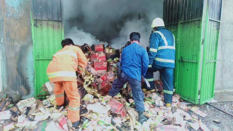 Petugas Damkar Makassar berusaha menjinakkan api di dalam ruko yang terbakar di BTP kecamatan Tamalanrea.Jumat (25/9)
