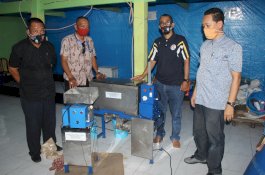 Tingkatkan Usaha Bagi Masyarakat, PT Semen Tonasa Bantu Pengadaan Mesin Pembuat Garam Beryodium