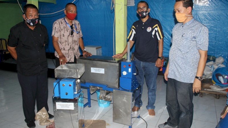 Penyerahan bantuan mesin pembuat garap beryodium kepada warga kelompok usaha mandiri Bulo Cindea Pangkep.
