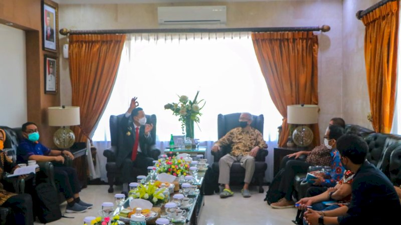 PJ Wali Kota Makassar, Prof Rudi Djamaluddin menerima kunjungan Tim Ahli RTRW di rujab, Kamis, (1/10).