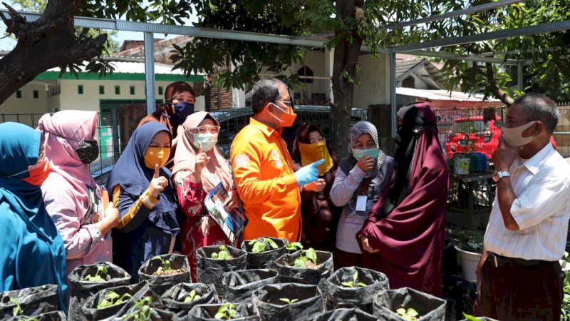 Danny Pomanto bersama warga dan kelompok wanita tani di BTP Blok jl Kejayaan Utara Kelurahan Buntusu, Kecamatan Tamalanrea, Jumat, (2/10).