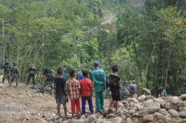 TMMD 109 Kodim 1411 Bulukumba, Lihat Antusias Anak Desa Saksikan Pengerjaan Jalan