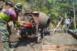 Semangat Personel TMMD Selesaikan Talud di Desa Kindang, Molen Oranye Menyala di Tengah Terik Matahari
