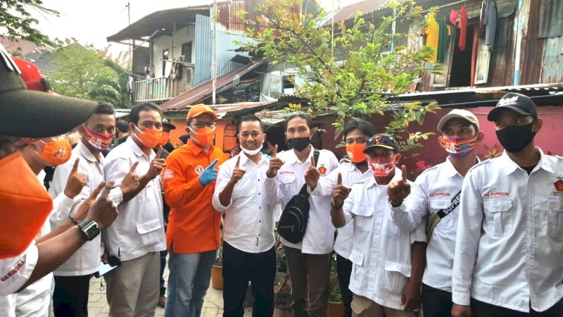 Danny Pomanto foto barenf dengan sejumlah pengurus partai Gerindra Makassar.