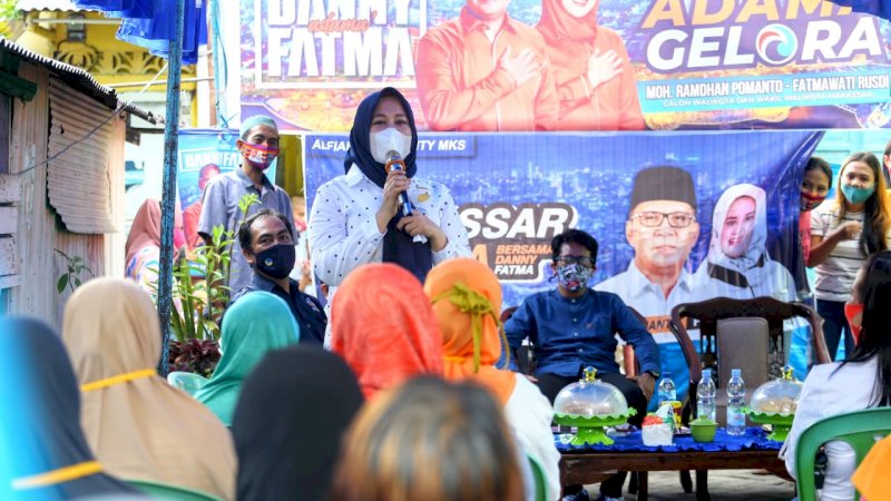 Fatmawati Rusdi saat melakukan kampanye dialogis di kelurahan Totaka Kecamatan Ujung Tanah,Jumat,(9/10)