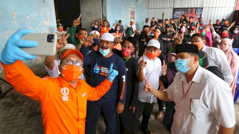 Danny Pomanto swafoto bersama dengan warga Camba Berua kecamatan Ujung Tanah, Jumat,(9/10).