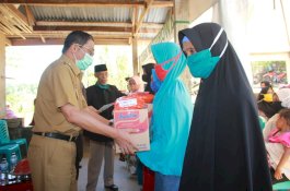 Pemda-Baznas Barru Bagi-bagi Sembako di Pujananting dan Tanete Riaja