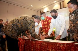 Dukung Sulsel Ramah Investor, Plt Bupati Barru Teken MoU dengan Gubernur Sulsel