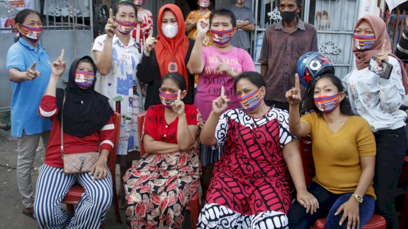 Fatmawati foto bersama dengan warga di kelurahan Tamarunang kecamamatan Mariso, Kamis(15/10).