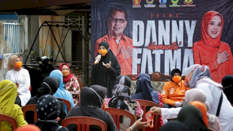 Aura Aulia Imandara saat mewakili pasangan Danny-Fatma (Adama) dalam kampanye dialogis di kelurahan Melayu kecamatan Wajo, Sabtu,(17/10).