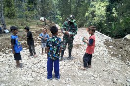 Tangkal Covid, Satgas TMMD 109 Kodim 1411 Bulukumba Ajari Anak-anak Pakai Masker