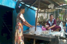 Curhat Ibu-ibu ke Tim Anir-Lutfi; Terpaksa Jadi Pengupas Bawang