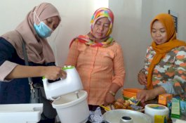 Srikandi Anir-Lutfi Latih Emak-emak Bikin Kue