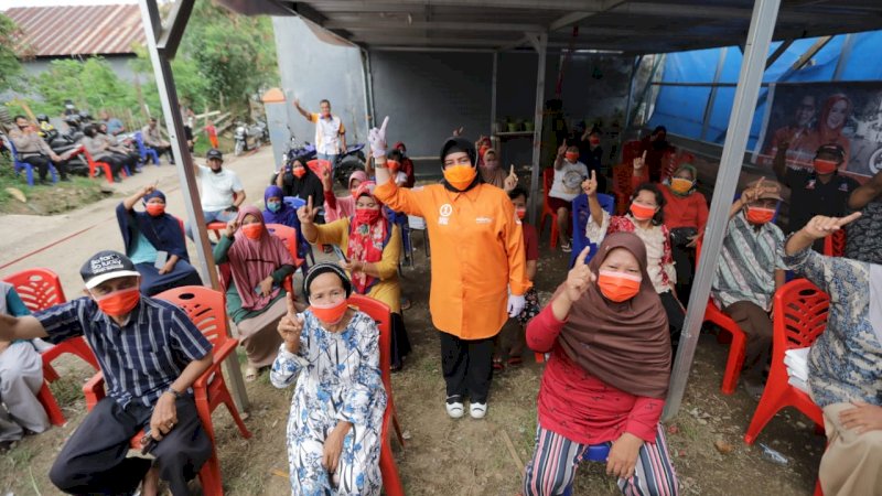 Indira Jusuf Ismail kampanyekan paslon Danny-Fatma di Jalan Perintis Kemerdekaan Kecamatan Tamalanrea, Senin,(26/10).
