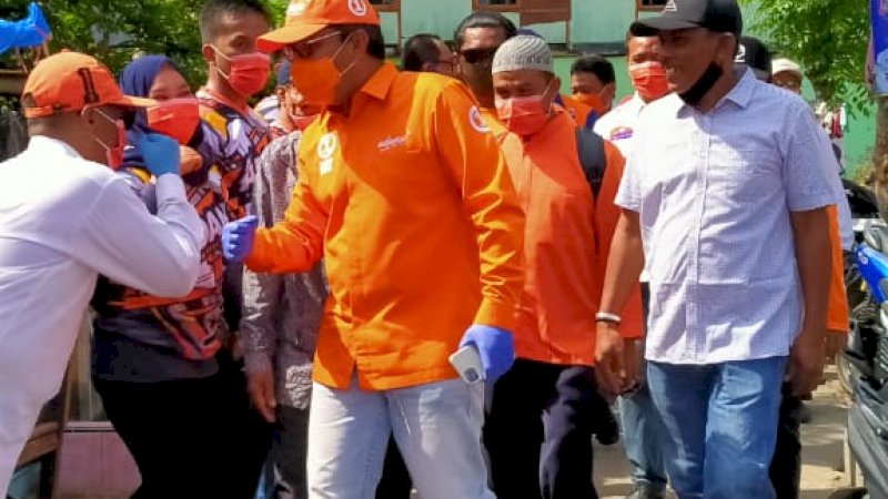 Danny Pomanto ( baju orange) saat  kampanye di pulau Sangkarrang dan didampingi Tokoh Masyarakat Tamalate, H Sikkiruddin ( Baju Putih)