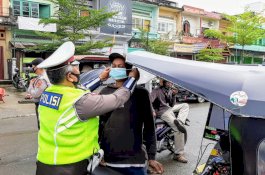 Operasi Zebra 2020, Satlantas Polres Wajo Bagikan Masker dan Sembako