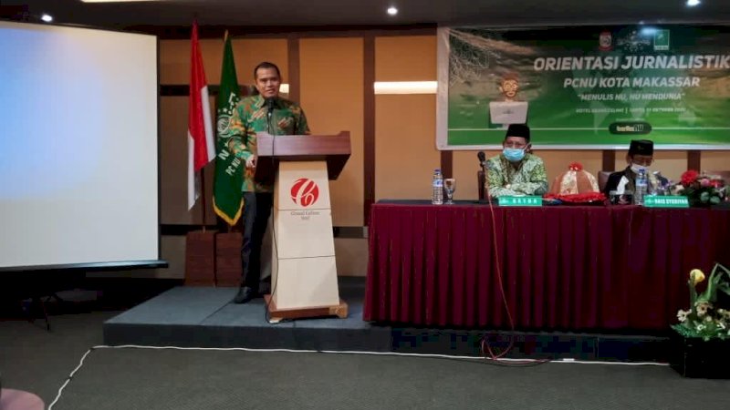 Kadis Kominfo Kota Makassar, Ismail Hajiali saat acara orientasi jurnalistik yang digekar Nadlatul Ulama Makassar di Grand Celino, Sabtu,(31/10).