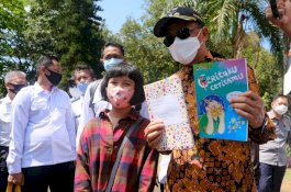 Nurdin Abdullah Serahkan Buku Karya Anak Sulsel ke Jokowi