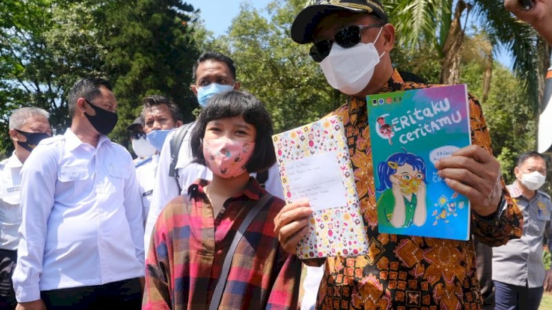 Nurdin Abdullah Serahkan Buku Karya Anak Sulsel ke Jokowi