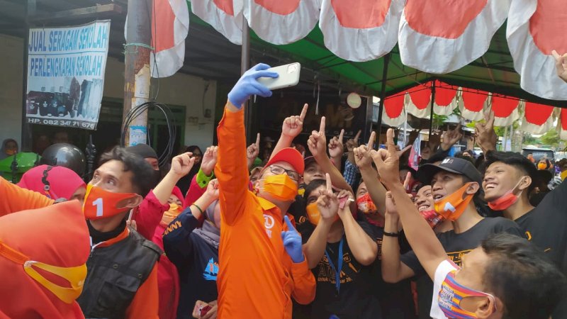 Danny Pomanto kampanye dialogis di Kelurahan Totaka Kecamatan Ujung Tanah,  Jumat, (6/11)