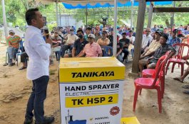 Peduli Petani Sidrap, Syaharuddin Alrif Distribusikan 810 Handsprayer