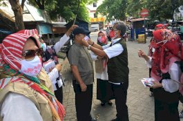 Cegah Penularan Covid 19, Dinkes Makassar Bagi-bagi Masker di  Tempat  Umum