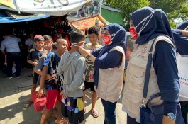 Dinkes Makassar Bagikan Masker Gratis di Pasar-pasar Tradisional