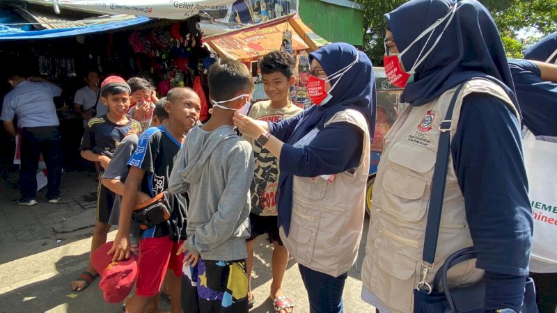 Dinkes Makassar bagikan masker gratis di pasar Todopuli,  (13/11).