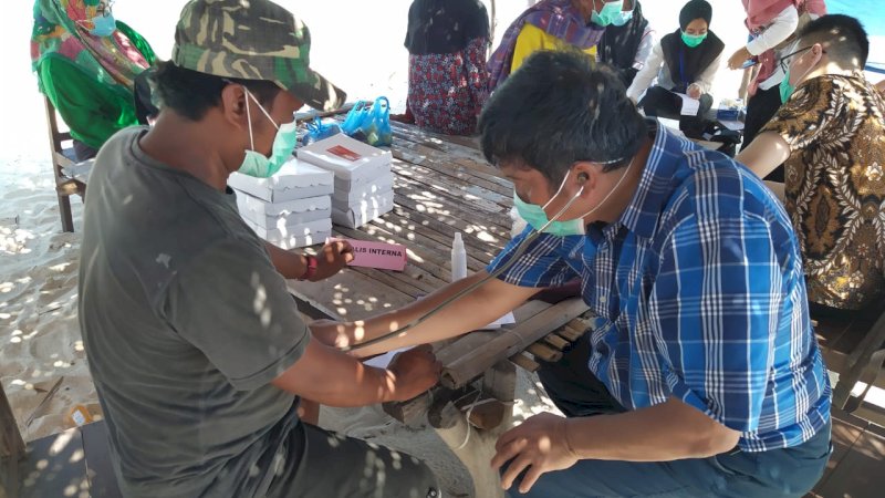 Dinkes Kesehatan Makassar saat melakukan pemeriksaan kesehatan di pulau Langkai dan Lanjukkang.