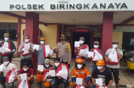 Polisi Serahkan Bantuan Sembako dan Masker untuk Warga Kurang Mampu dan Petugas Kebersihan