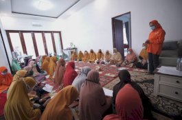 Ibu-ibu Majelis Taklim Galang Dukungan untuk Anir-Lutfi