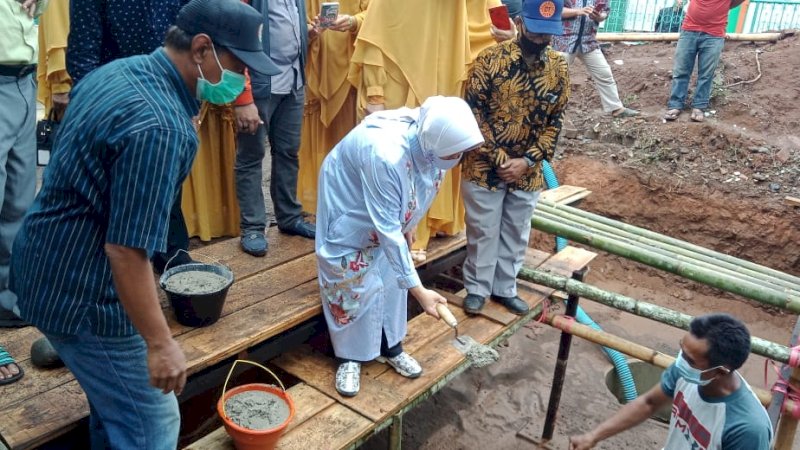 Indira Jusuf Ismail saat melakukan peletakan batu pertama di Mesjid Darul Naim, di Kompleks Perum Antang Kecamatan Manggala,  (2/12)