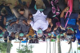 Warga Berdatangan ke Pantai Laguna Beri Ucapan Selamat Ulang Tahun untuk Malkan Amin